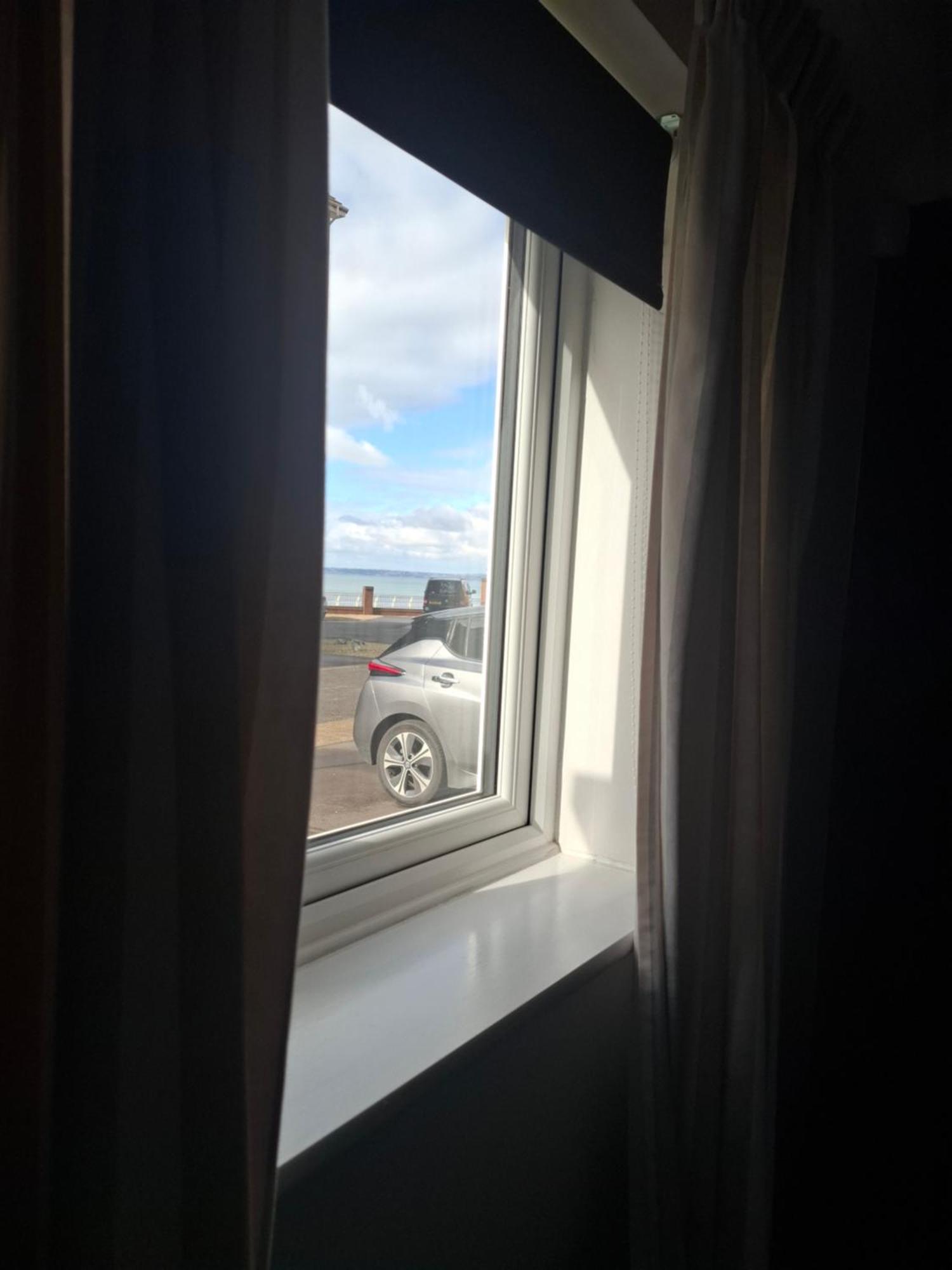 Driftmark Beachfront Location Aberavon Beach Sea Views Large Driveway Parking Private Site Fibre Optic Wi Fi 塔尔伯特港 外观 照片
